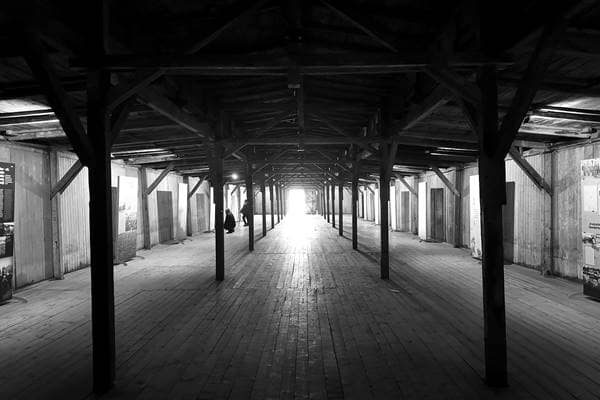 Innenraum einer Häftlingsbaracke in Majdanek