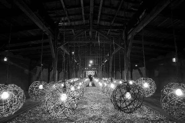 Baracke mit der künstlerischen Installation Shrine in Majdanek