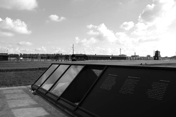 Lagerstraße mit jüdischen Grabsteinen Majdanek