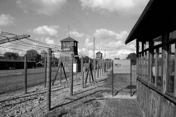 Stacheldrahtumzäunung der Häftlingsfelder Majdanek
