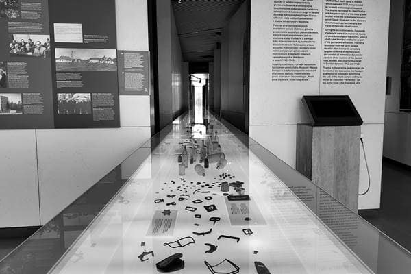 Ausstellungsvitrine mit archäologischen Funden aus dem Lagergelände Sobibor