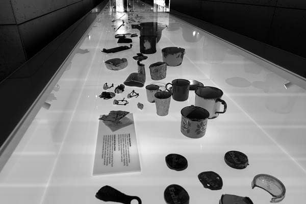 Ausstellungsvitrine mit archäologischen Funden aus dem Lagergelände Sobibor