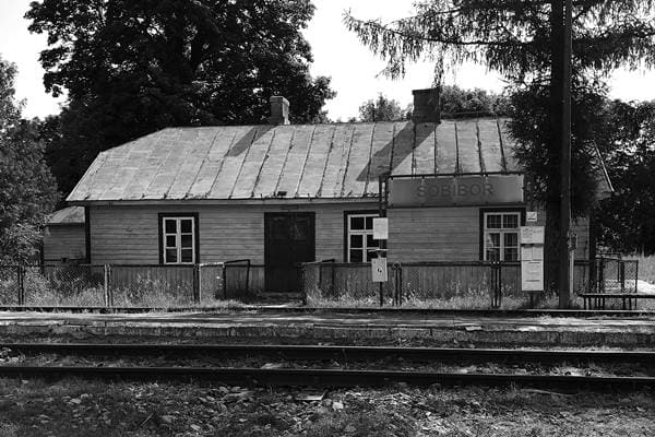 Bahnhof Sobibór mit Gleisen und Bahnhofsgebäude