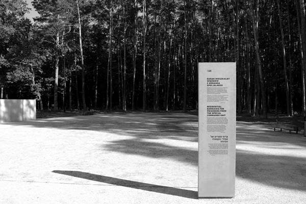 Umrisse des Wohnbarracks der Gefangenen von Lager III und des Tunnels, durch den sie die Flucht aus Sobibor planten