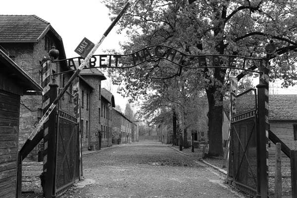 Eingangstor des Konzentrationslagers Auschwitz-Stammlager mit der Aufschrift „Arbeit macht frei“
