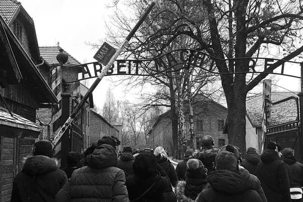 Haupttor des Stammlagers Auschwitz mit dem Schriftzug ‚Arbeit macht frei‘