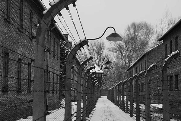 Stacheldrahtumzäunung im Stammlager Auschwitz mit Heftingblocks und Kommandantur