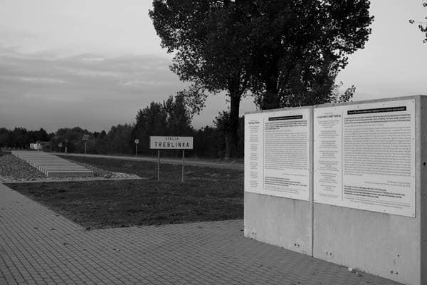 Bahnhof Treblinka mit Informationstafeln an der Gedenkstätte