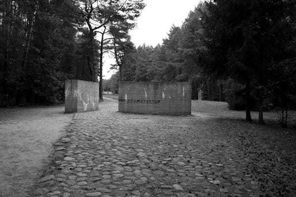 Symbolisches Eingangstor des Vernichtungslagers Treblinka II