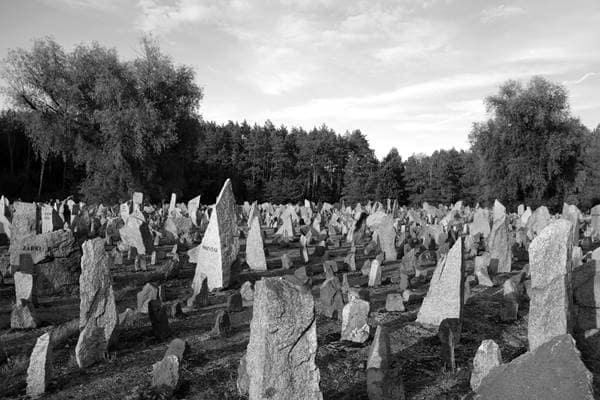 Symbolischer jüdischer Friedhof mit Gedenksteinen in Treblinka zur Erinnerung an die Opfer