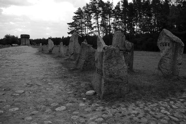Findlinge für die Nationalitäten der Opfer im Vernichtungslager Treblinka II