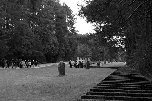 Symbolisch rekonstruierte Gleisanlage und Rampe im Vernichtungslager Treblinka II