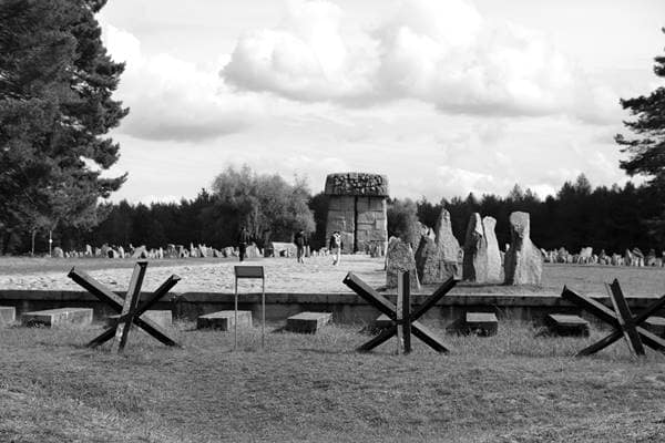Rampe mit dem großen Mahnmal an der Stelle der ehemaligen Gaskammern in Treblinka