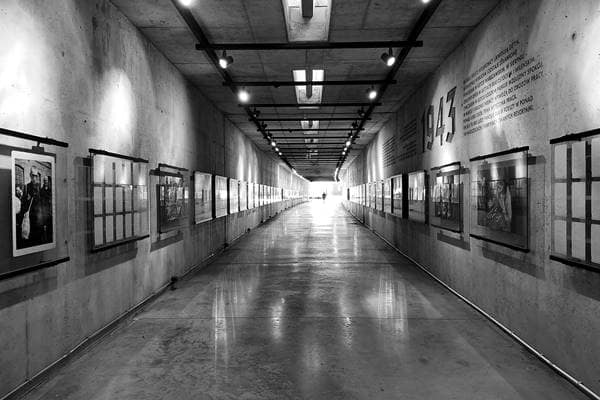 Tunnel der Deportierten in der Gedenkstätte Radegast mit Namen, Fotos und Erinnerungsstücken der Opfer.