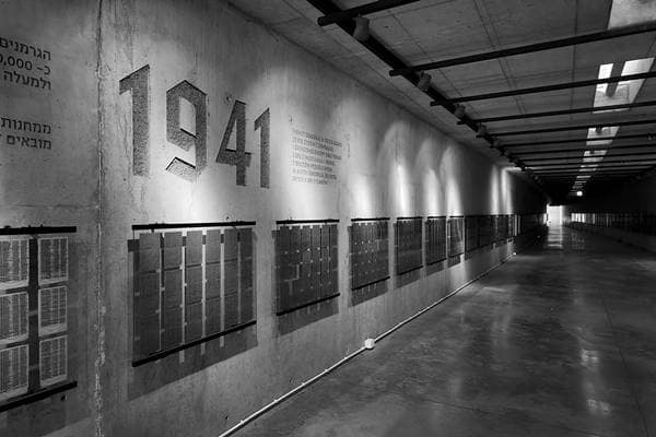 Tunnel der Deportierten in der Gedenkstätte Radegast mit Namen, Fotos und Erinnerungsstücken der Opfer.