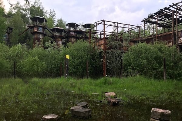 Überreste der Filmkulisse aus „Schindlers Liste“ im Steinbruch des ehemaligen KZ Plaszczow
